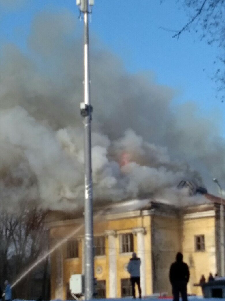 «Коррупционный поджог?» В Самаре горело здание бывшего ДК «Знамя»