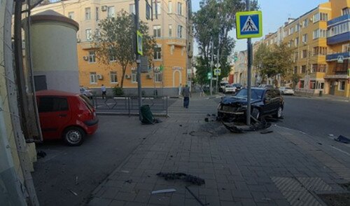 Две автоледи на иномарках столкнулись в центре Самары: пострадала случайная прохожая