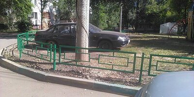 Урок для наглых: В Самаре «замуровали» припаркованную на газоне «Нексию»
