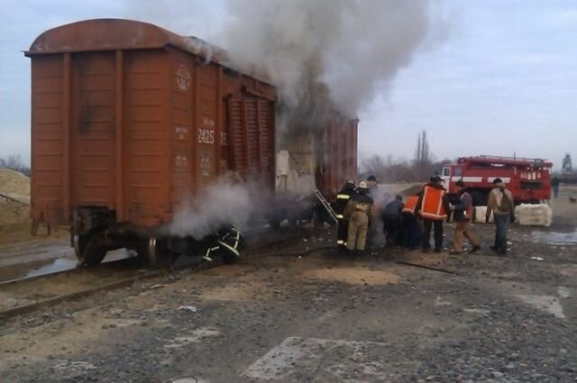 В Оренбургской области на ходу загорелся товарный вагон с надписью «Газ»