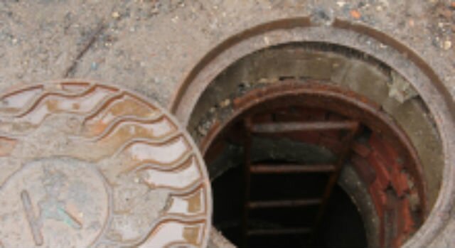 Рабочие заменят старый канализационный коллектор 